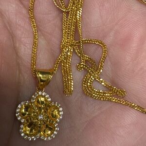 21K Gold NECKLACE & Flower Pendant designed with Zirconia 4grams